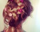 Прическа с плетением с цветами в волосах