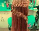 Ажурное плетение поверх длинных прямых волос