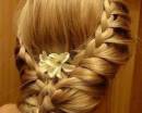 Прическа с плетением с цветком в волосах