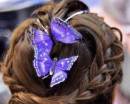 Фиолетовые бабочки в прическе с плетением