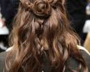Роза со шпильками и коса поверх распущенных волос