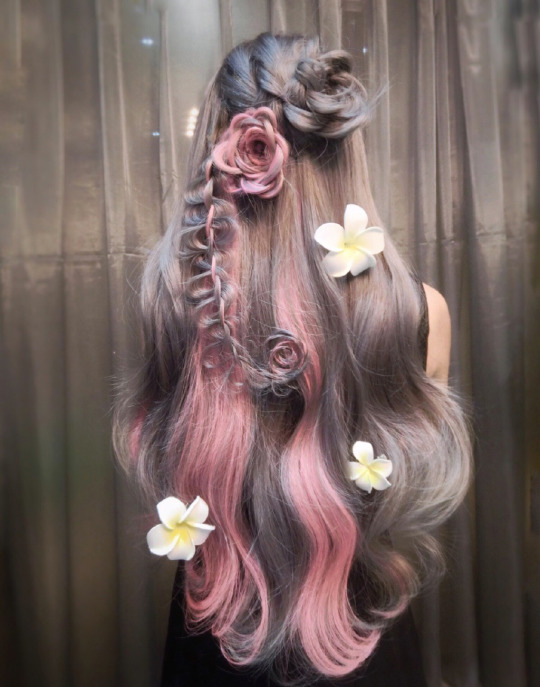 Длинные волосы с косичкой, цветами из волос