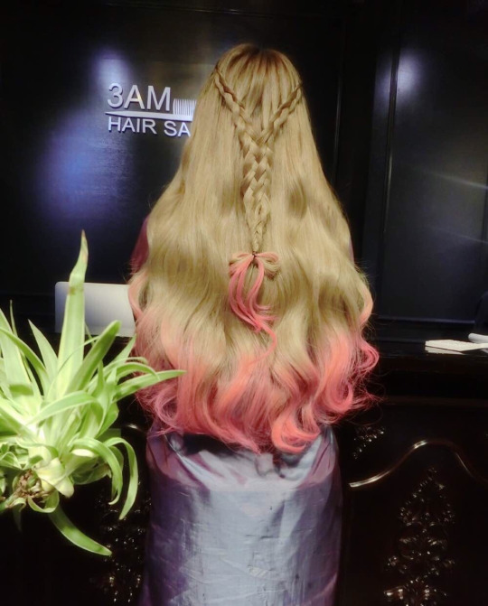 Розовые кончики и косичка с бантиком из волос