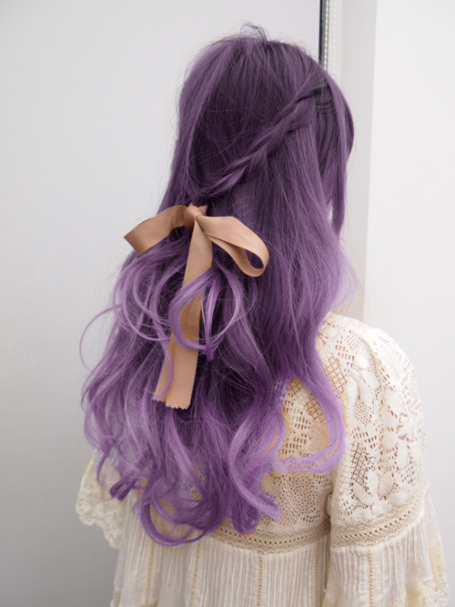 Фиолетовые волосы с ленточкой