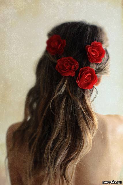 Красные цветы в длинных волосах