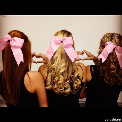 Три длинноволосые красавицы с розовыми лентами
