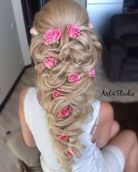 Красивая причёска с вплетёнными розовыми розами