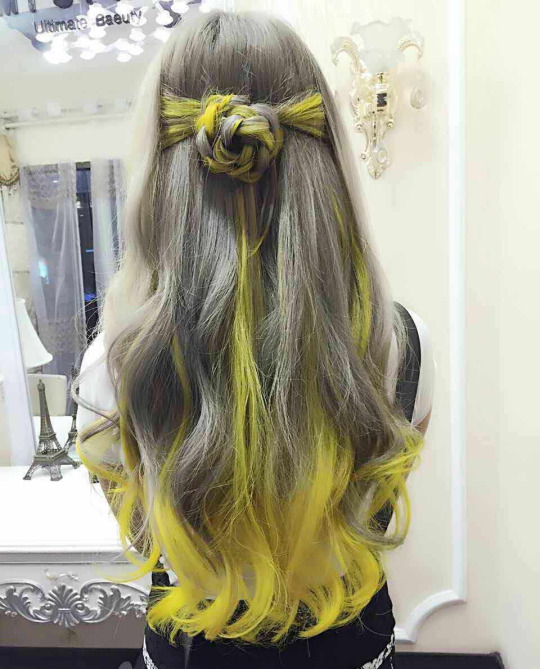 Прическа на длинные волосы и жёлтые пряди