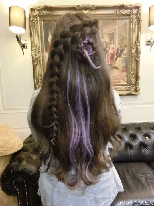 Коса и фиолетовые пряди
