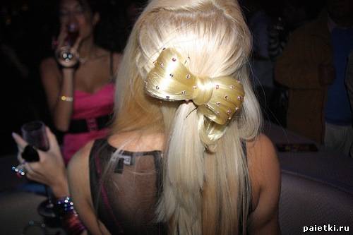 Бантик из волос со стразами на прическе блондинки