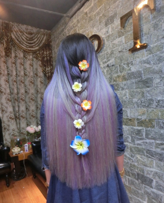 Цветы в фиолетово-пепельных волосах