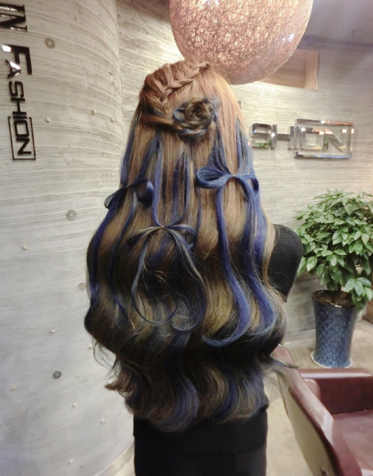 Декор из синих прядей поверх длинных русых волос