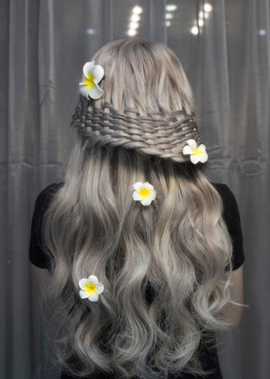 Плетёнка из волос и цветы
