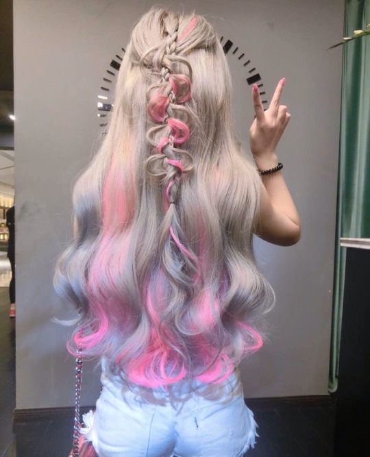 Причёска с прядями розовых волос