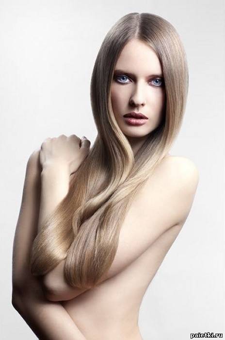 Длинные прямые волосы блондинки