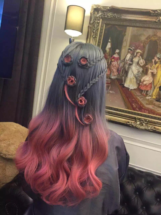 Розочки и косички из волос и розовые пряди