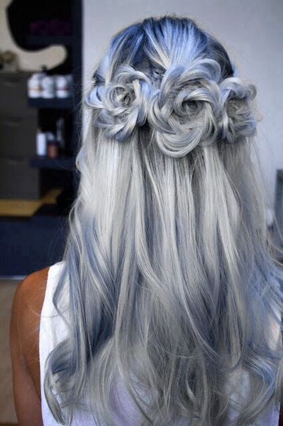 три розы из волос на голубого цвета волосах