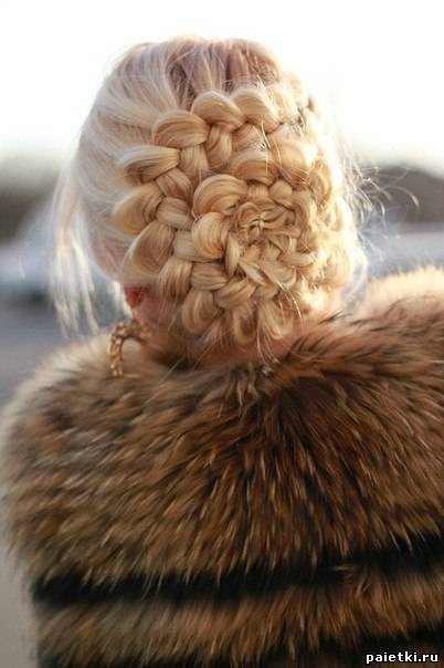 Красивая прическа блондинки: Цветок из косы