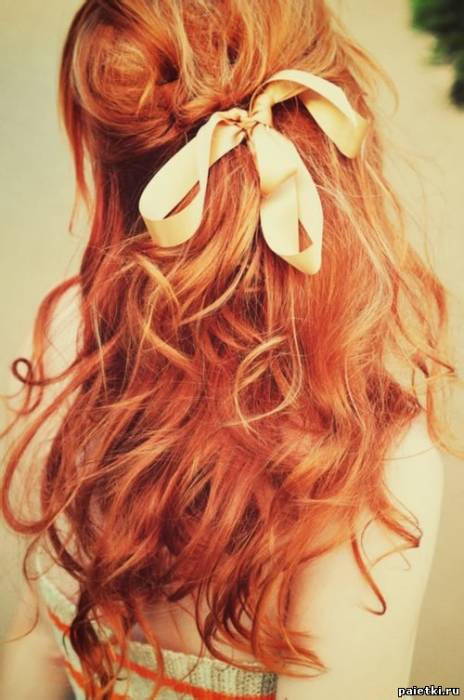 Мелированные рыжие волосы с ленточкой бантиком