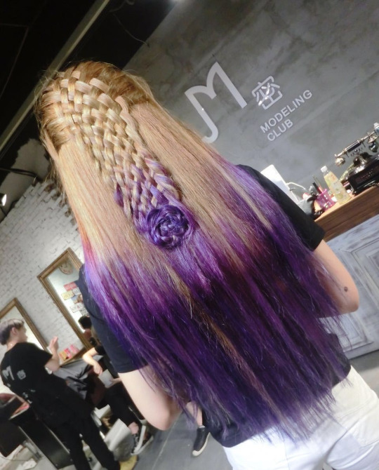 Плетёнка из волос с цветком и фиолетовые кончики