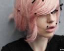 Девушка с каре с розовыми волосами под вуалью