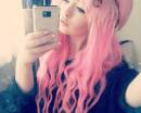 Девушка с розовыми волосами с айфоном со стразами
