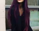 Девушка в очках с длинными фиолетовыми волосами