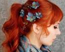 Ярко-рыжие волосы в хвосте с голубыми цветами
