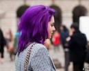 Яркие темно-фиолетовые волосы девушки в клетчатом