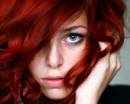 Лицо девушки с веснушками и красными волосами