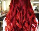 Яркие красные длинные волосы