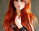 Девушка с ярко -рыжими длинными волосами