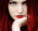 Красивая девушка с ярко-красными волосами