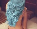 Голубые волосы девушки,сидящей на кровати