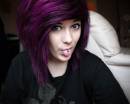 Эмо-стиль:темно-фиолетовые волосы и пирсинг