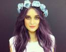 Девушка с фиолетовыми волосами и венком на голове