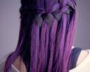 Пряди продетые через косу фиолетовых волос