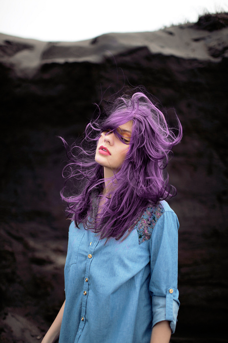 Девушка с фиолетовыми волосами в джинсовой рубашке