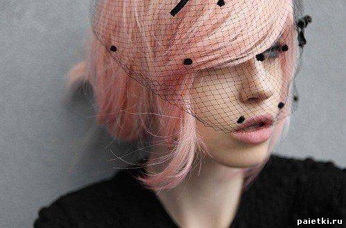 Девушка с каре с розовыми волосами под вуалью