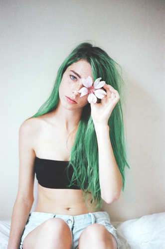 Девушка с длинными зелеными волосами