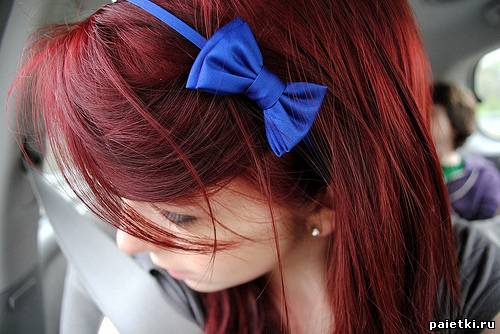 Девушка с гранатовыми волосами и синим бантиком