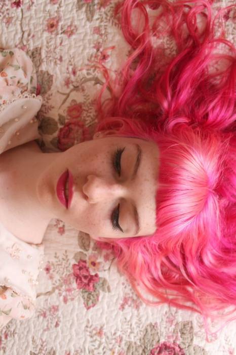 Веснушчатая девушка с розовыми волосами