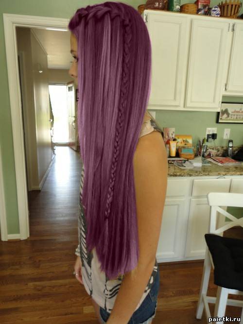 Длинные прямые фиолетовые волосы с косичкой сбоку