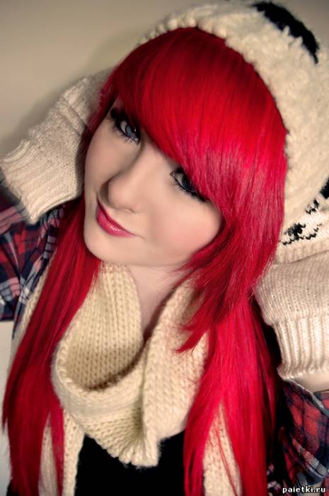 Девушка с ярко-красными волосами