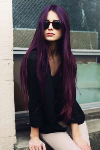 Девушка в очках с длинными фиолетовыми волосами