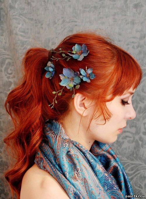Ярко-рыжие волосы в хвосте с голубыми цветами