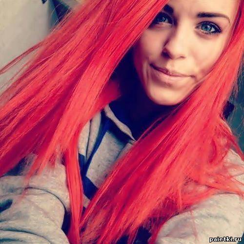 Девушка с длинными красными волосами