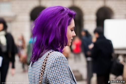 Яркие темно-фиолетовые волосы девушки в клетчатом