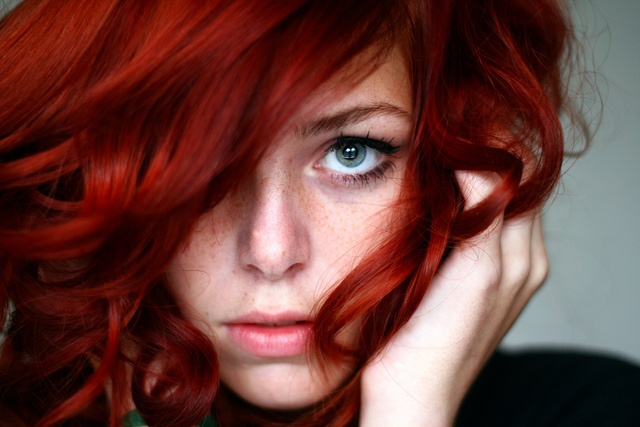 Лицо девушки с веснушками и красными волосами
