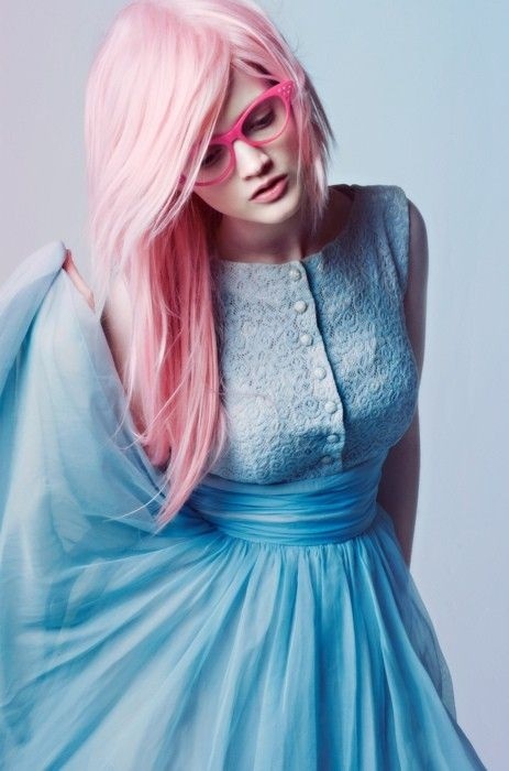 Розовые волосы и розовая оправа очков